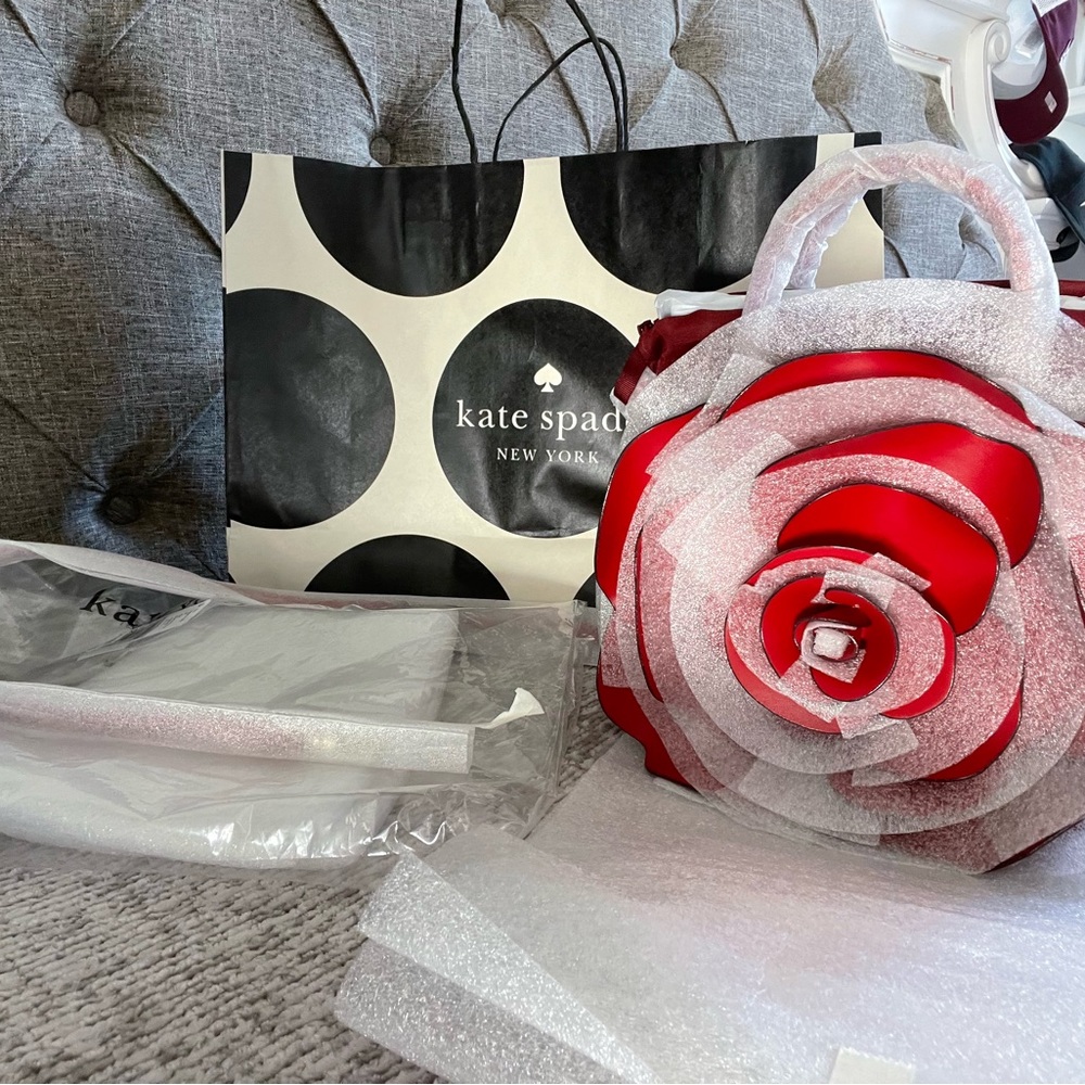 ** KATE SPADE FLORA 3D CROSSBODY - Picture 2 of 7